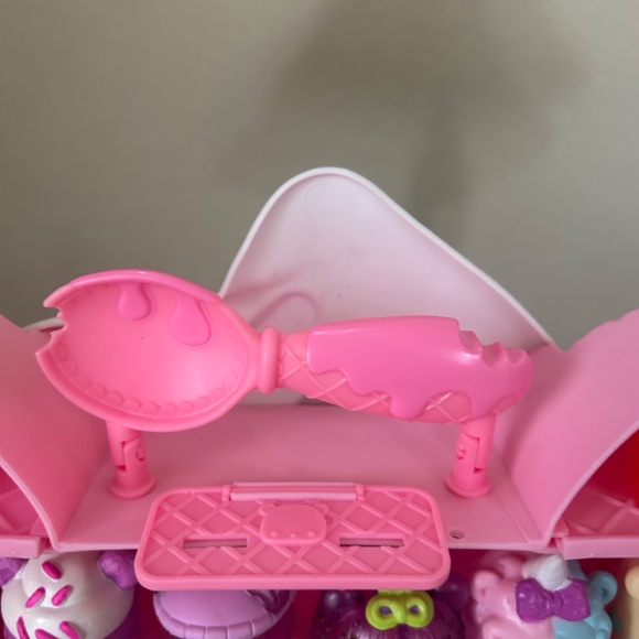 Num Noms Cupcake Case with extras - Picture 6 of 15